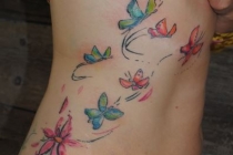 tattoo papillons et fleurs
